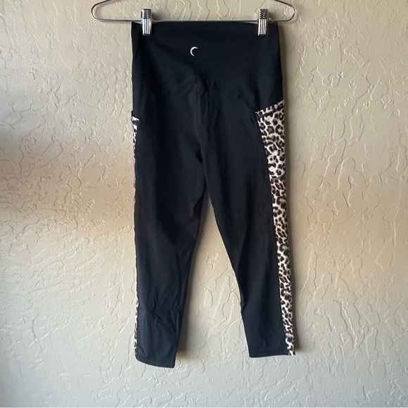 Zyia Black crop legging with cheetah stripe - Picture 4 of 8